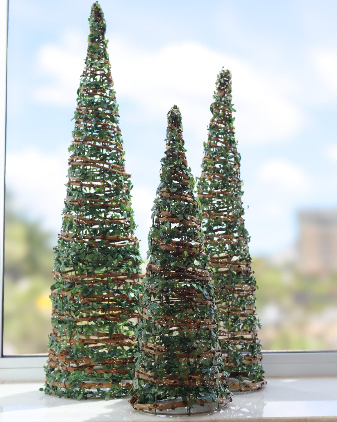 Trio de Cones Natalinos com Folhagens