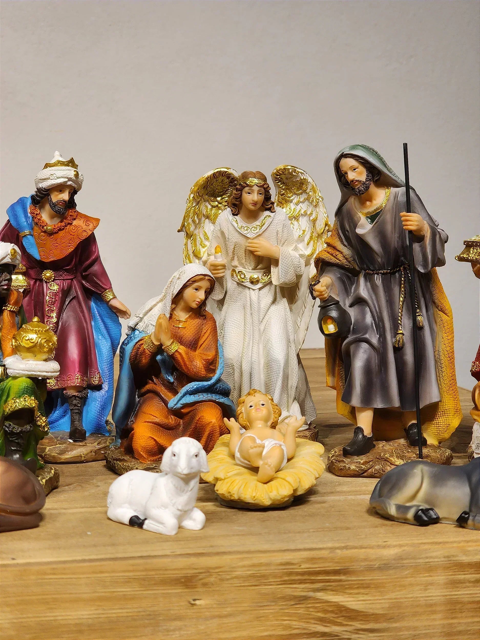 Presépio em Resina Colorido • 11 Peças • 18,5cm