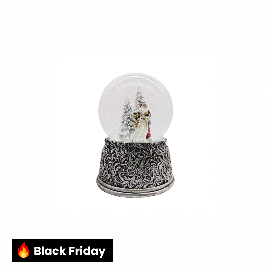 Papai Noel na neve com globo de neve de base prateada